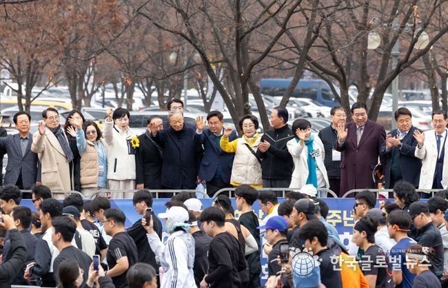 제10회 김대중 평화 마라톤 참가자들을 응원하는 박강수 마포구청장