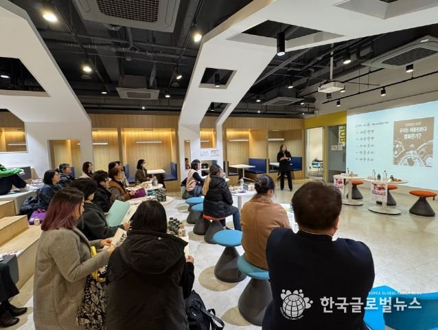 수원특례시가 수원지속가능발전협의회, 아주대학교 RISE사업단과 함께 청책(聽策) 포럼 ‘편견과 차별 너머’를 열고 있다.