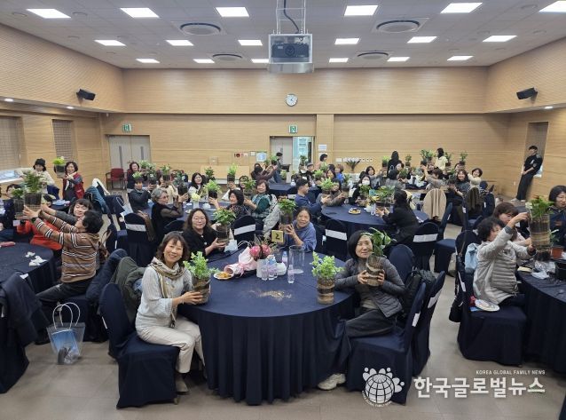 도시농업 참여자들과 유관기관 관계자 등이 ‘2025년 도시농업 종합평가회’에서 함께하고 있다.