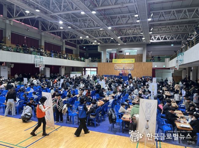 제13회 시장배 전국아마추어 바둑대회에 참가한 학생부 선수들이 경기에 임하고 있다.