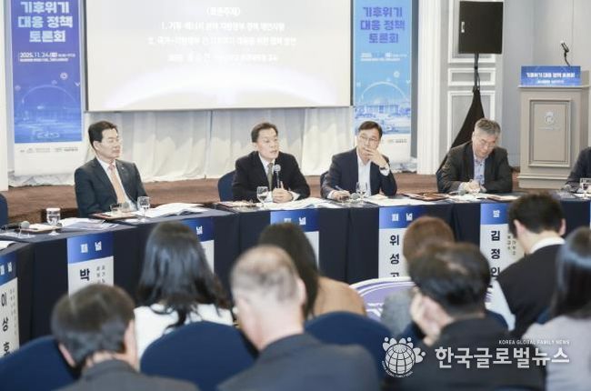 이재준 수원시장이 패널토론에서 발언하고 있다.