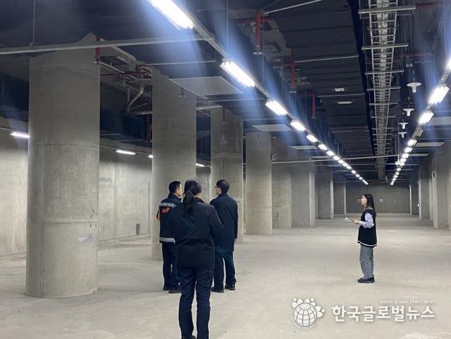 11월 20일 점검반이 수원역 지하 연계 시설물을 점검하고 있다.