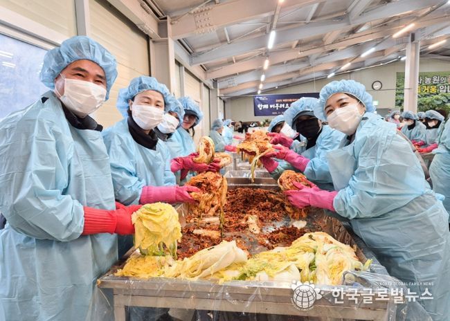 유진선 의장이 북한이탈주민과 함께하는 사랑의 김장나눔 행사에 참여하고 있다.