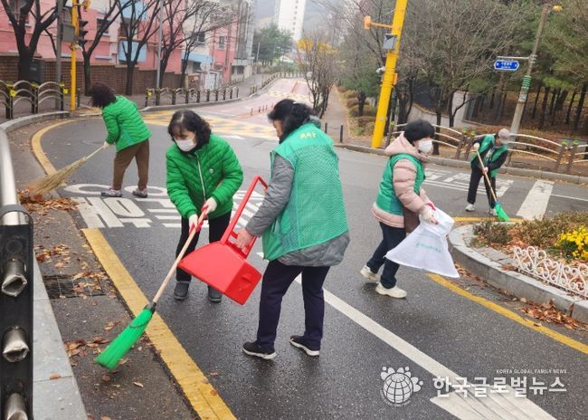 광명시 하안1동 새마을부녀회와 새마을지도자협의회는 25일 하안1동 행정복지센터 일대에서 겨울맞이 낙엽 대청소를 실시했다.