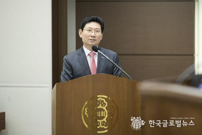 26일 용인특례시의회에서 이상일 시장이 시정질문에 답변하고 있다