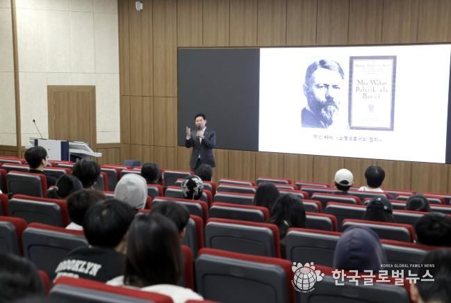 이상일 용인특례시장이 26일 단국대학교 국제관에서 학생들을 대상으로 리더십 특강을 하고 있다.