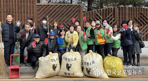광명시 철산4동 행정복지센터는 지난 26일 가을철 낙엽으로 인한 빗물받이 막힘과 침수 피해를 예방하고 깨끗한 생활환경을 조성하기 위해 ‘2025년 가을철 낙엽 대청소’를 실시했다.