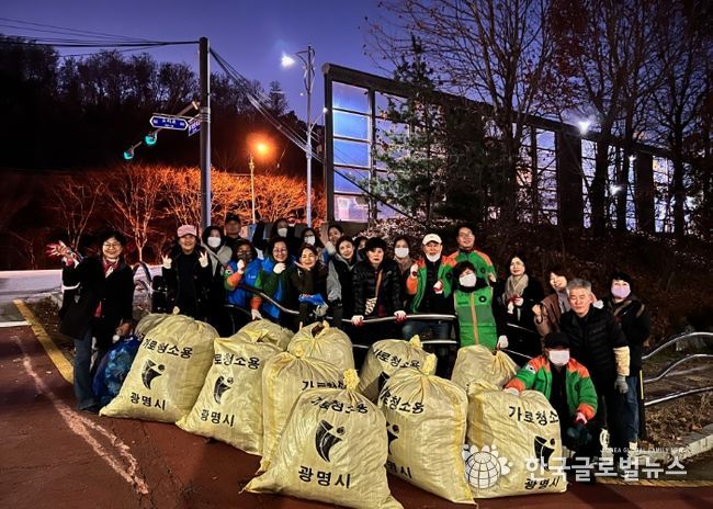 광명시 일직동 행정복지센터는 지난 26일 낙엽으로 인한 빗물받이 막힘과 미끄럼 사고를 예방하기 위해 ‘가을철 낙엽 대청소’를 실시했다.