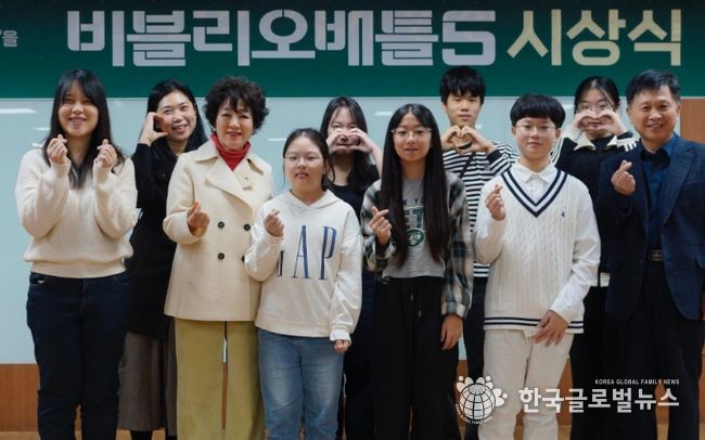 시상식에서 안필연 대표이사(좌측 세번째), 정구선 도서관본부장(우측 첫 번째)이 수상자들과 포즈를 취하고 있다.