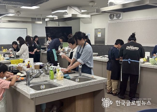 지난 27일 평생학습원 공유부엌에서 '내가 만드는 샌드위치 도시락' 영양교육이 진행되고 있다.