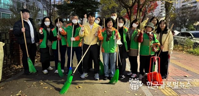 광명시 철산3동 행정복지센터는 28일 관내 주요 도로변과 이면도로를 중심으로 동 직원과 철산3동 자율방재단 단원 10여 명이 함께 ‘가을철 빗물받이 주변 낙엽 청소’를 실시했다.