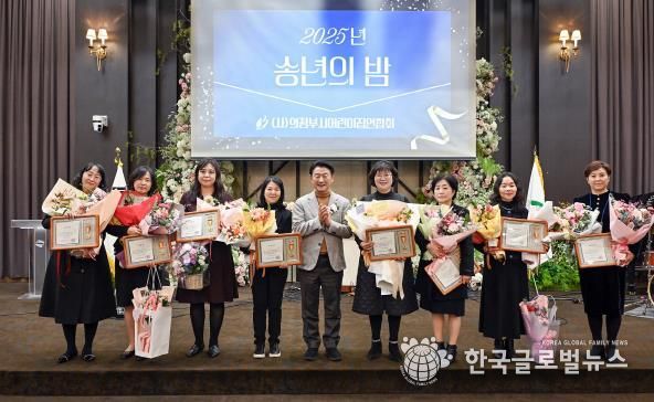 김동근 시장이 11월 28일 ‘2025년 보육교직원 보육인의 밤’ 행사에서 유공자들에게 시상을 한 뒤 함께 기념사진을 찍고 있다.