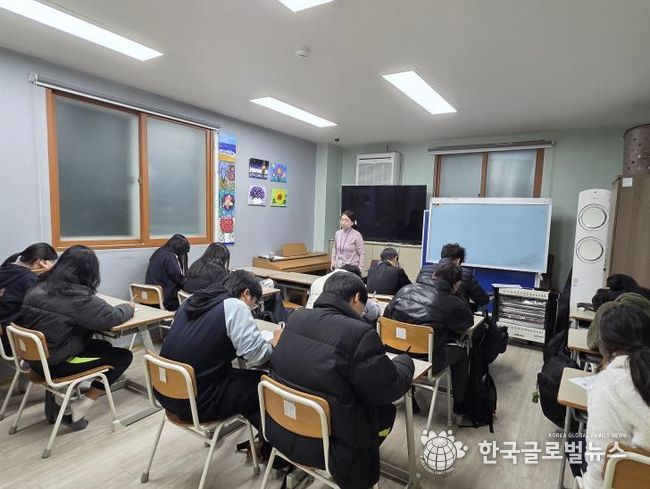 아동용 우울 척도 검사지(CDI) 자가 진단을 하는 모습