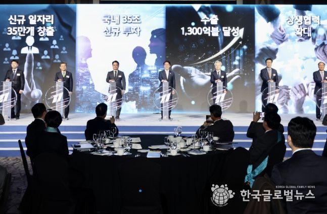 김민석 국무총리가 1일 서울 롯데호텔에서 열린 제11회 중견기업인의 날 기념식에서 축사 및 기념 퍼포먼스를 하고 있다.