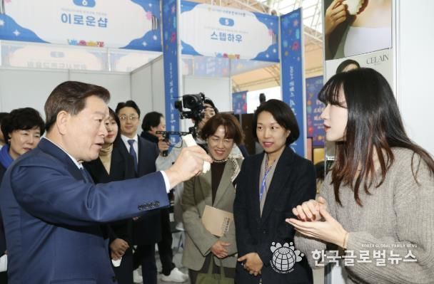 박승원 광명시장(사진 왼쪽)이 2024년 광명스피돔에서 열린 '2024 광명시 스타트업 페스티벌'의 전시·체험 부스에 참여한 기업 제품을 체험해 보고 있다.