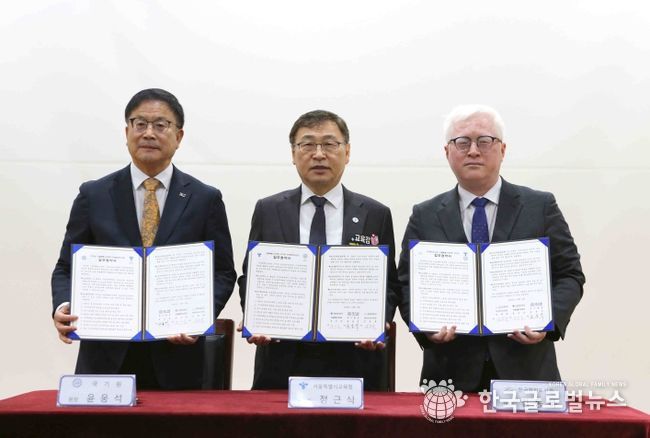 업무협약을 체결한 후 기념촬영 모습. 사진은 왼쪽부터 윤웅석 국기원장, 정근식 서울특별시교육감, 김동복 한국점자도서관장.