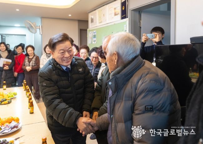 박승원 광명시장이 4일 ‘우리동네 시장실’의 일환으로 일직동 양지편 경로당을 방문해 어르신들의 안부를 확인하고 있다.