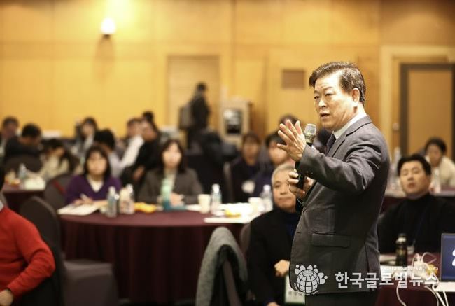 박승원 광명시장이 4일 오후 제주도 켄싱턴 리조트에서 열린 ‘2025 대한민국 ESG정원정책포럼-공무원 혁신 리더십 과정’에 참석해 ‘탄소중립으로 지속가능한 도시전환’을 주제로 한 특별강연을 하고 있다.