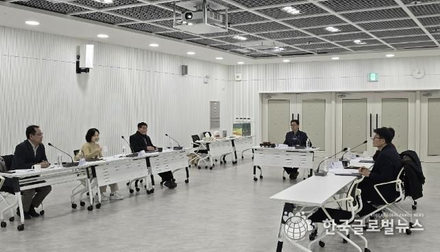 수원시가 ‘2025년 수원시 수목원 운영자문위원회 회의’를 열고 있다.
