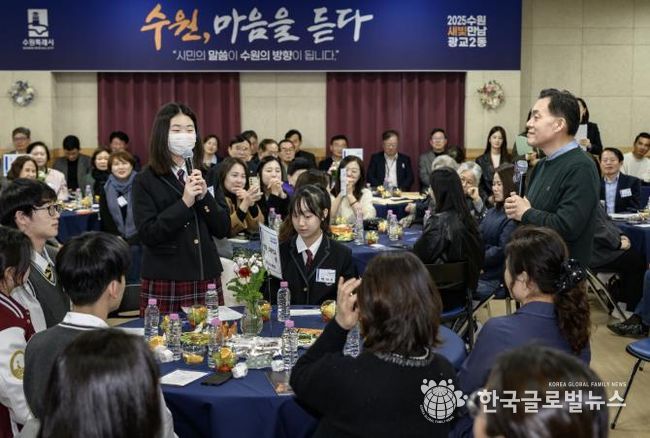 지난 11월6일 광교2동 새빛만남에 인근 중고교 학생들이 참석해 다양한 의견을 제시하고 있다.