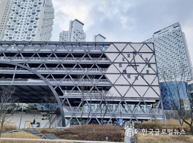 동탄호수공원 주차타워 벽시계(주간)