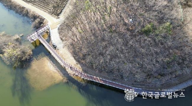 용인특례시가 처인구 이동읍에 있는 이동저수지 둘레길 단절 구간 연결공사를 마무리했다.