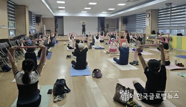 안산체력인증센터에서 단원구노인복지관을 방문, 운동처방을 진행하고 있다.