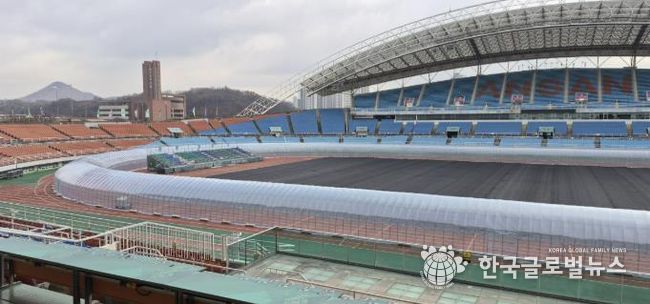 안산 와~스타디움 트랙 비닐하우스 설치 전경. (사진=안산도시공사 제공)