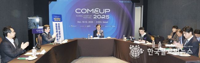 12일 김관영 도지사가 서울 코엑스에서 열린 ‘컴업 2025’ 에서 국내 최대 스타트업 단체인 코리아스타트업포럼과 함께 ‘피지컬 AI 기회의 땅, 전북’을 주제로 좌담회를 갖고 전북 스타트업 전시관을 둘러보고 있다