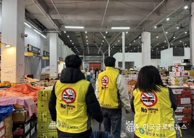단속반이 수원시농수산물도매시장에서 흡연 행위를 단속하고 있다.
