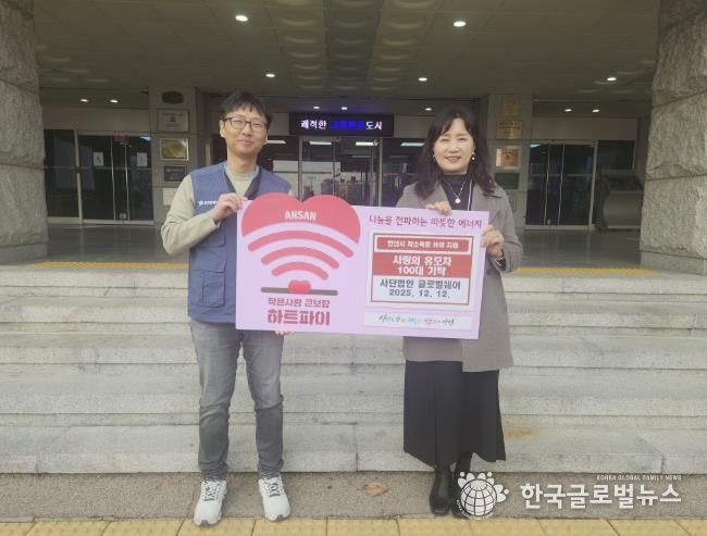 이경숙 복지정책과장(오른쪽)이 12일 (사)글로벌쉐어 관계자로부터 휴대용 유모차 100개(약 2,500만 원 상당)를 기탁받고 기념촬영을 하고 있다.