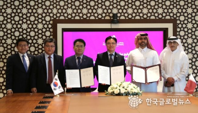 목성호 지식재산처 차장(왼쪽 4번째)이 모하메드 빈 하산 알 말키(Mohammed bin Hassan Al Malki) 통상산업부 차관(왼쪽 5번째) 및 윤병수 한국특허전략개발원장(왼쪽 3번째)과 ‘카타르 국가 지식재산 전략 계획 수립 계약’을 체결한 후, 기념촬영을 하고 있다.