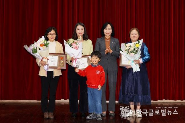 이선희 문화체육관광국장(오른쪽 두번째)이 평생비전센터 교육수료식에서 표창장 수상자들과 함께 기념촬영을 하고 있다.