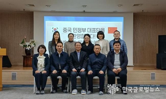 수원시를 방문한 중국 민정부 대표단이 기념촬영을 하고 있다.