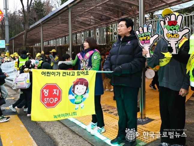 이상일 용인특례시장은 16일 기흥구 중일초에서 등굣길 교통지도 봉사와 함께 통학로 안전을 점검했다