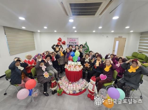 오산시 중앙동, ‘뇌튼튼 뜨개교실’ 어르신들 손뜨개 목도리 120여 개 기탁