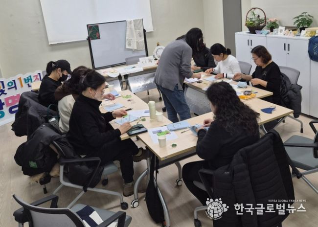 광명시 광명1동 주민자치회는 내년도 본격 운영에 앞서 주민자치센터 홍보와 주민 수요 파악을 위한 ‘주민자치프로그램 시범 운영’을 시작했다.