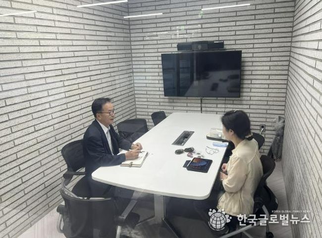 중소기업 애로상담센터 상담직원이 관내 업체를 방문해 상담을 진행하고 있다.