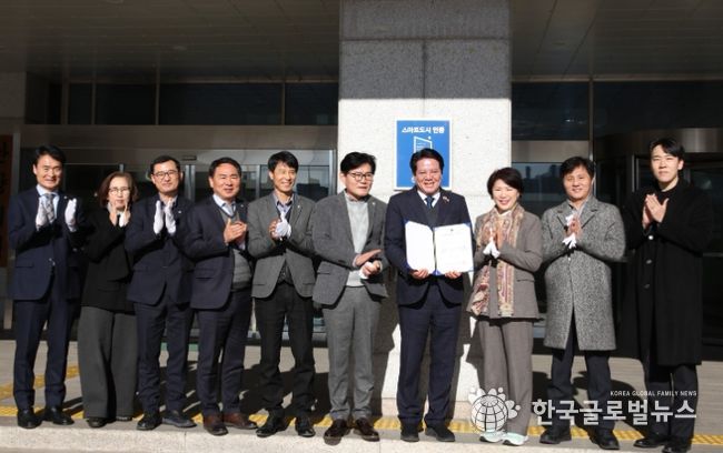 안양시(시장 최대호 오른쪽에서 네번째)가 18일 본관 정문에서 스마트도시 인증 현판식을 개최했다