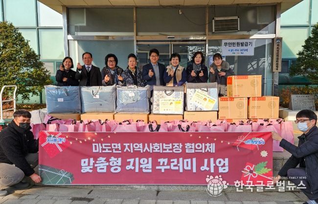마도면 지역사회보장협의체가 17일 관내 취약계층 및 어린이가정을 대상으로 맞춤형 지원꾸러미 전달에 앞서 기념촬영하고 있다