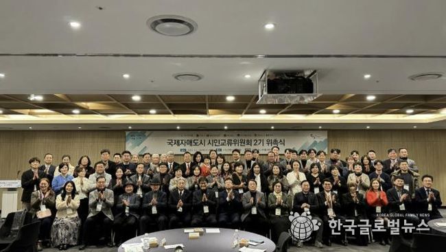 김현수 수원특례시 제1부시장과 국제자매도시 시민교류위원회 2기 위원들이 기념촬영을 하고 있다.