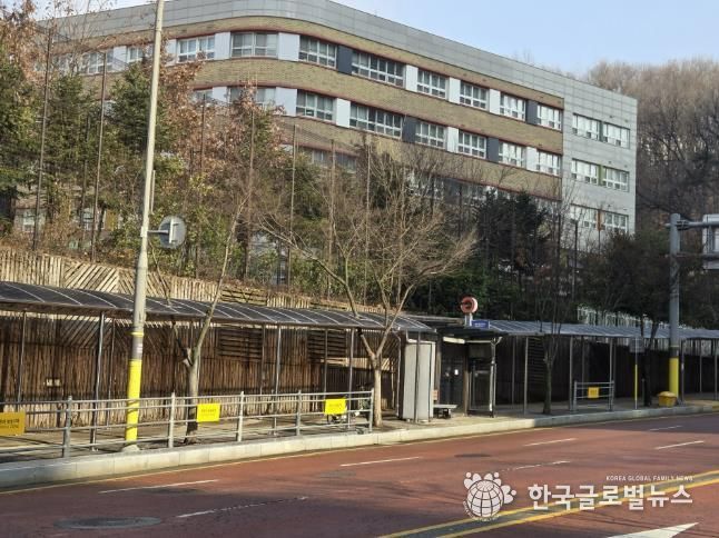 차양 시설이 설치된 중일초 인근 통학로