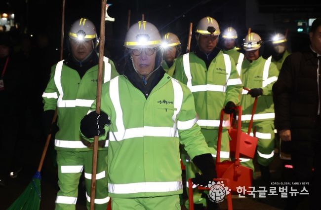 김민석 국무총리가 26일 관악구 신림로 일원에서 환경공무관들과 가로 청소 및 청소를 마친 뒤엔 간담회를 하고 있다.