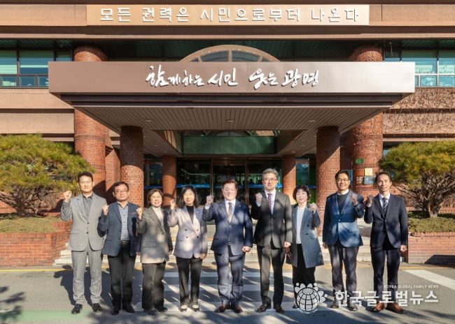 박승원 광명시장(사진 가운데)이 정순욱 부시장(사진 오른쪽 네 번째), 실국장들과 '모든 권력은 시민으로부터 나온다'는 문구가 새겨진 시청 본관 앞에서 기념사진을 촬영하고 있다.