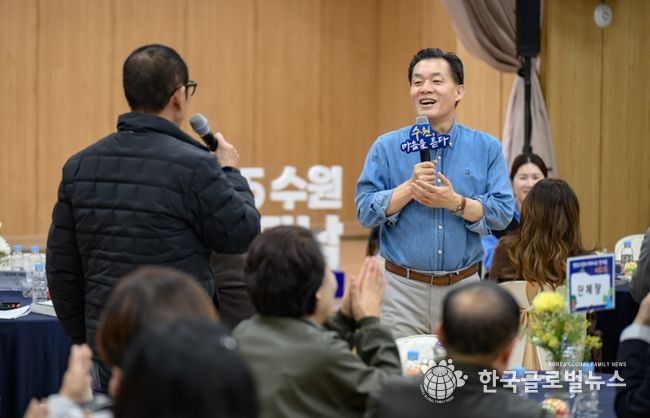 새빛만남에서 시민의 이야기를 듣고 있는 이재준 수원시장.