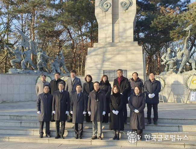 안양과천교육지원청 현충탑 참배로 새해 업무 출발