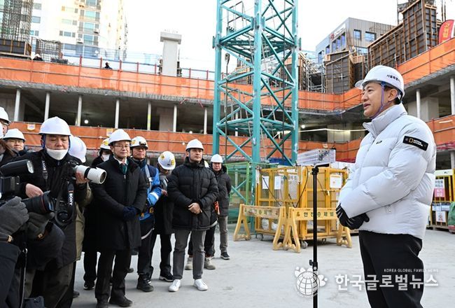 2일 오전 영등포구 재건축 현장(영등포구 유원제일1차 재건축)을 찾은 오세훈 서울시장이 공사장 안전관리 당부 메시지를 전달하고 있다.