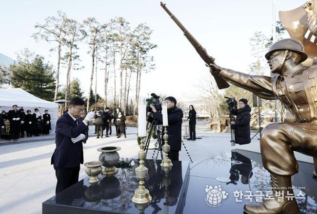 성남시는 1월 2일 오전 중원구 여수동 시청 공원 현충탑에서 새해 각오를 다짐하는 참배 행사를 했다