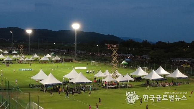 지난해 여름 경주시 알천축구장 일원에서 열린 화랑대기 국제 유소년 축구대회에서 국내외 유소년 선수들이 경기를 치르고 있다.