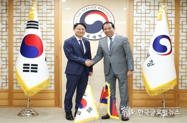한-캄보디아 국세청장회의(임광현 국세청장과 꽁 위볼 캄보디아 국세청장)
